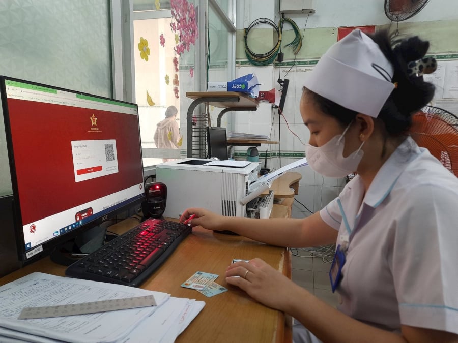 Thời gian tham gia BHYT liên tục là thời gian sử dụng ghi trên thẻ BHYT lần sau nối tiếp lần trước; trường hợp gián đoạn tối đa không quá 03 tháng. (Điều 12 Nghị định 146/2018/NĐ-CP)    