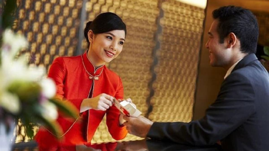 Vì sao khi các cặp đôi tới hỏi phòng vào đêm khuya, lễ tân sẽ luôn báo hết phòng?