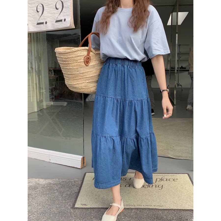 Chân váy denim gợi lên vẻ trẻ trung nhưng có thể không phải là sự lựa chọn lý tưởng cho phụ nữ trên 40 tuổi do có thể tạo nên phong cách quá nhí nhảnh.