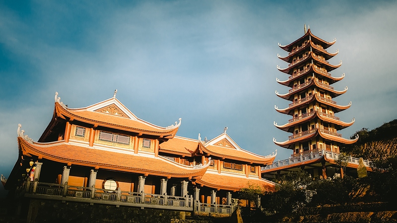 Chùa Đại Tuệ thu hút du khách bởi kiến trúc ấn tượng với 20 hạng mục trải dài từ chân núi lên đỉnh, gồm 4 ngôi bảo điện chính