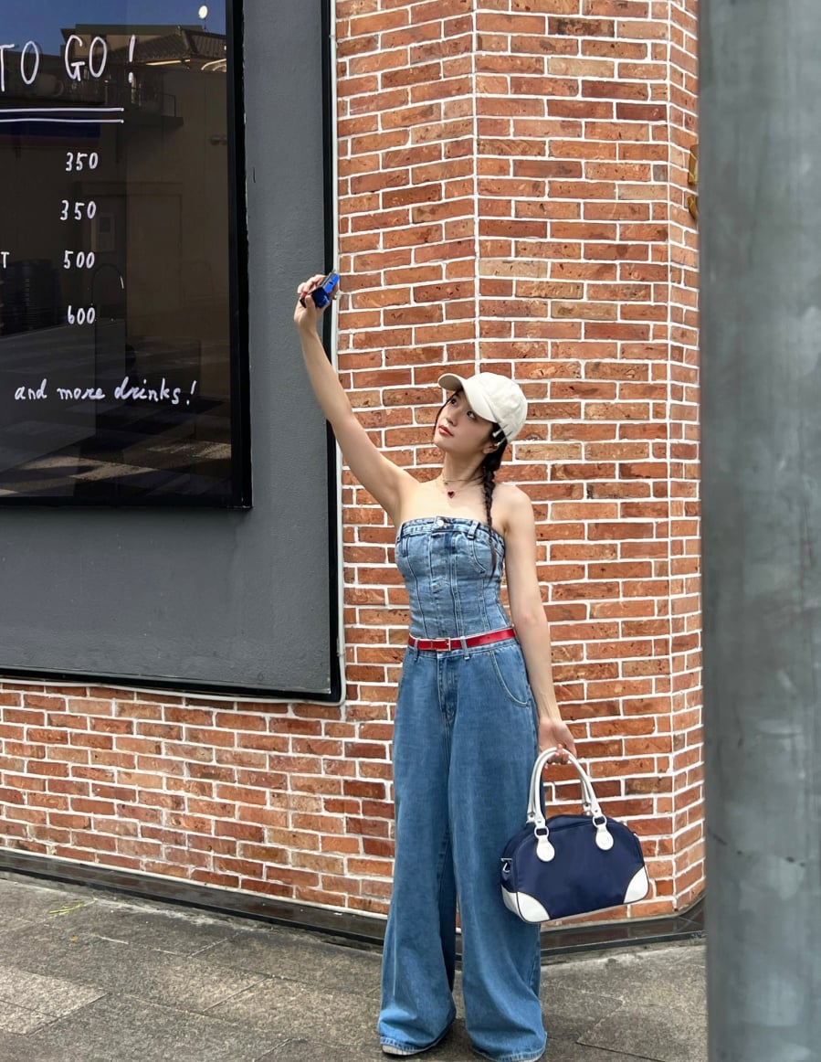 Denim là chất liệu cô nàng thường xuyên ưu ái.