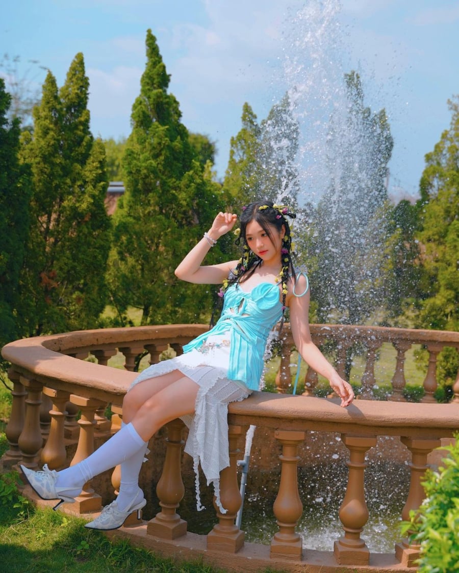 Nhấn nhà màu sắc mang tới hiệu ứng thị giác ấn tượng cho người nhìn, thể hiện gu thời trang và dấu ấn của người diện.