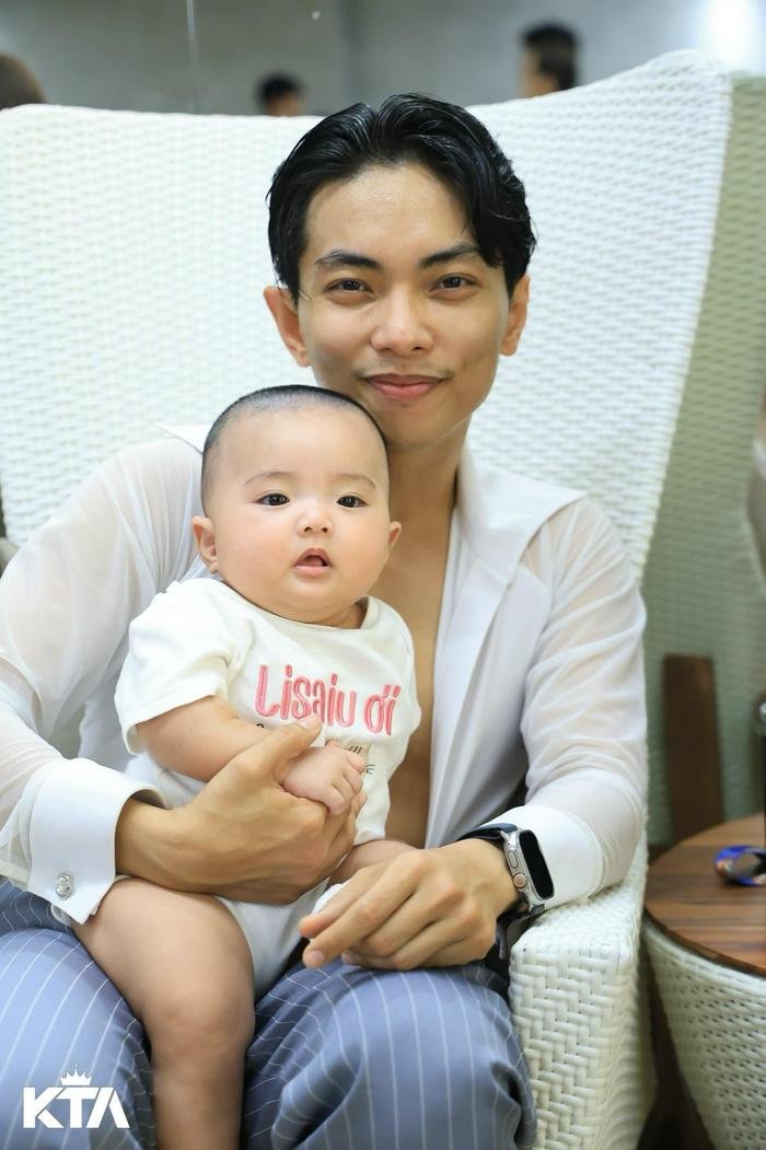  Phan Hiển còn khoe ảnh bế con gái út Lisa vào lòng.