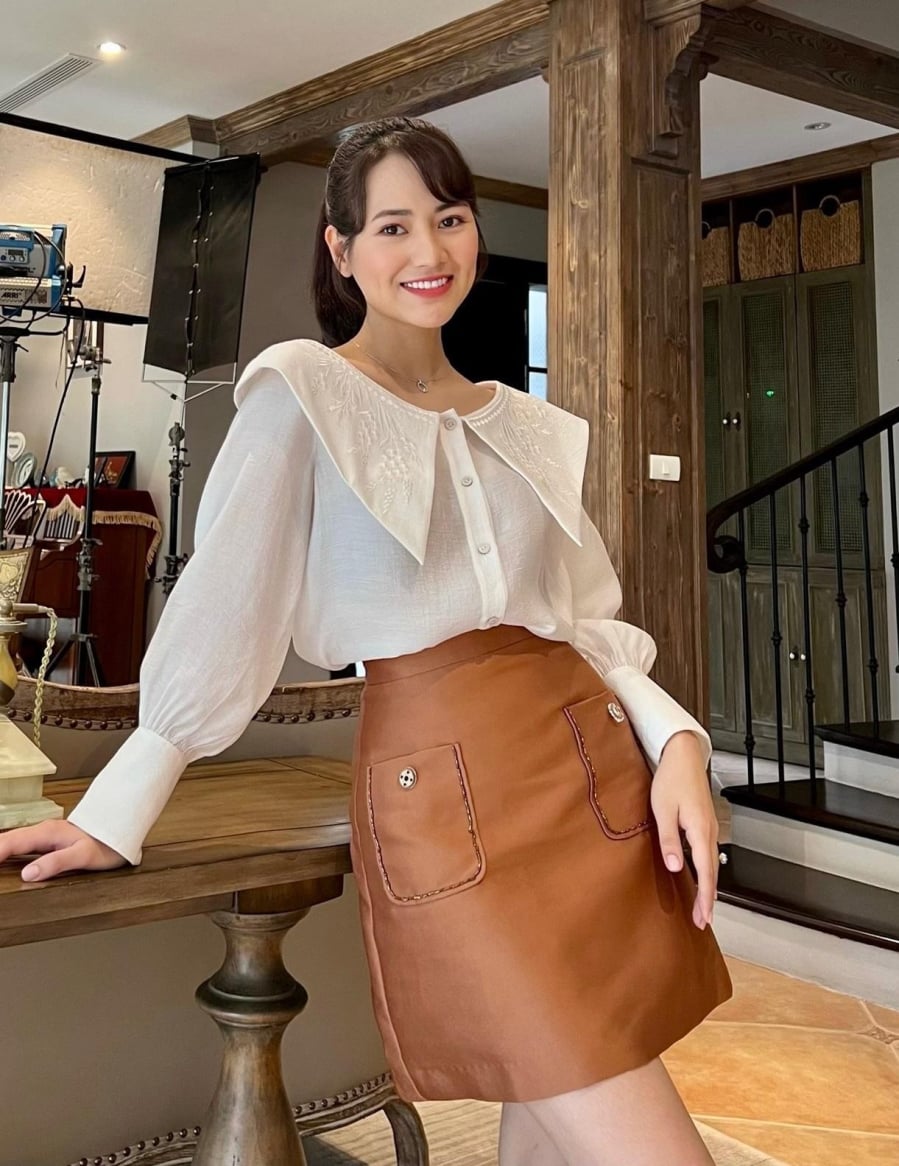 Việt Hoa rất thích những mẫu áo blouse điệu đà với nhiều điểm nhấn như tay bồng, cổ thắt nơ to hoặc cổ bản lớn thêu hoa như thế này. Cách mặc này có tính ứng dụng cao có thể diện đi làm, đi chơi đều có những điểm nổi bật và phong cách thanh lịch riêng.