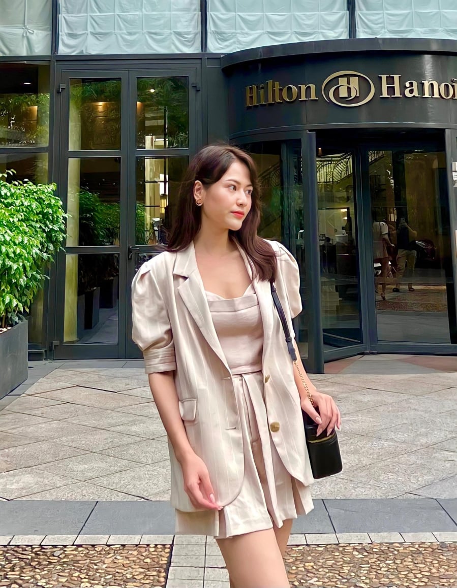 Set đồ này của Việt Hoa cũng nhận được nhiều lời khen. Sự kết hợp giữa quần soóc với áo blazer đồng bộ đã giúp nữ diễn viên nhìn trẻ trung, phóng khoáng mà vẫn đủ lịch sự. Dù đơn giản những ghi điểm phong cách. 