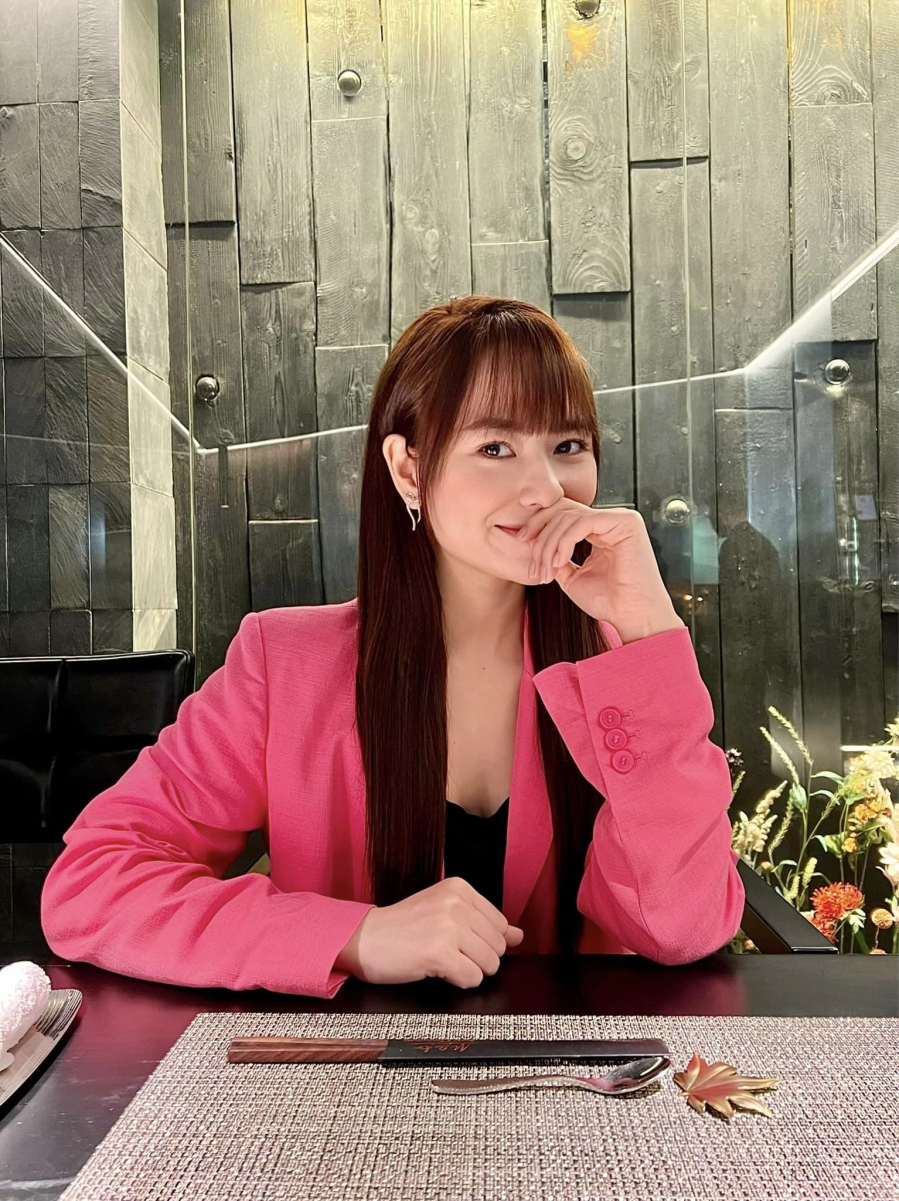 Trong những ngày điệu đà, đi hẹn hò, mỹ nhân VTV thường chọn blazer/áo tweed tone màu nổi bật tính vừa thanh lịch lại tăng vẻ nữ tính, yêu kiều.