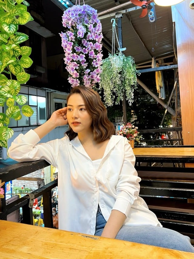 Combo áo sơ mi + quần jeans năng động, thoải mái được Việt Hoa tích cực diện cho những ngày không muốn lên đồ cầu kỳ mà vẫn thời thượng.