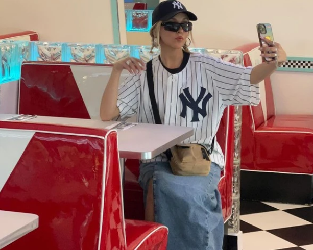 Váy dài đang được ưa chuộng hiện nay. Mix với áo sơ mi oversized theo phong cách áo bóng chày. Tiếp theo là một chiếc mũ lưỡi trai để hoàn thiện diện mạo này. Điều này nâng nó lên một cái nhìn khác giúp bạn sẵn sàng nổi bật giữa đám đông.