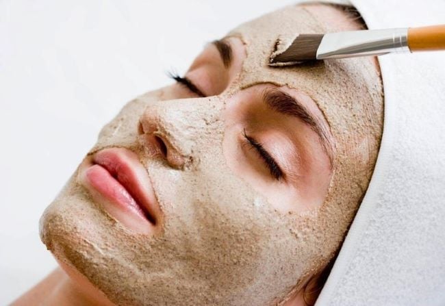 Trong bột cám gạo có chứa chất có tác dụng tẩy da chết nhẹ, đồng thời kiểm soát sắc tố da.