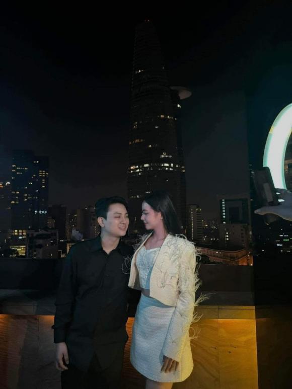 Mới đây, Hoài Lâm đã đăng tải loạt ảnh mới của bạn gái. Trong ảnh, cả hai gây sốt vì độ tình tứ hết nấc. Không chỉ vậy, Hoài Lâm còn có hành động nhìn nửa kia vô cùng tình tứ. Đặc biệt, nhan sắc bạn gái Hoài Lâm cũng rất xinh đẹp và rạng rỡ. Được biết, bạn gái của Hoài Lâm tên Kim Ngân, năm nay cô 21 tuổi và đang đảm nhận vai trò là người mẫu tự do. Trước đó, người đẹp từng là nữ chính trong MV Người mới của Hoài Lâm.    