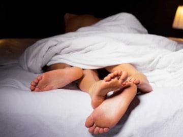 Nhiều người vợ cũng muốn chủ động nhưng họ còn ngần ngại, thế nhưng đây là quan niệm hết sức sai lầm, bởi sự ngại ngùng của bạn sẽ khiến anh ấy mất hứng, chán ngán. (ảnh minh họa)
