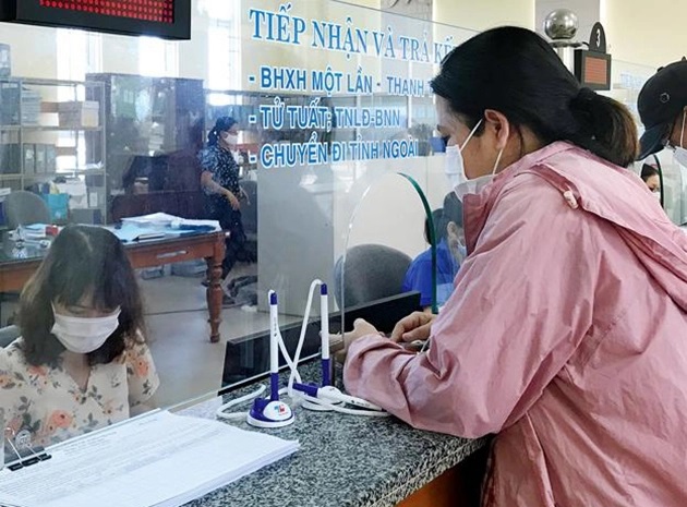 Thời điểm hưởng trợ cấp hưu trí xã hội hằng tháng kể từ tháng người đó đủ điều kiện và đề nghị hưởng trợ cấp hưu trí xã hội. Giao Chính phủ quy định chi tiết trình tự, thủ tục thực hiện trợ cấp hưu trí xã hội.    