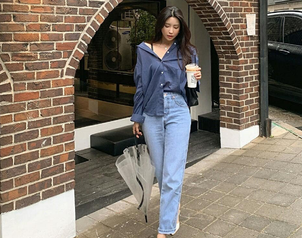 Quần jeans ống đứng và áo sơ mi chính là 