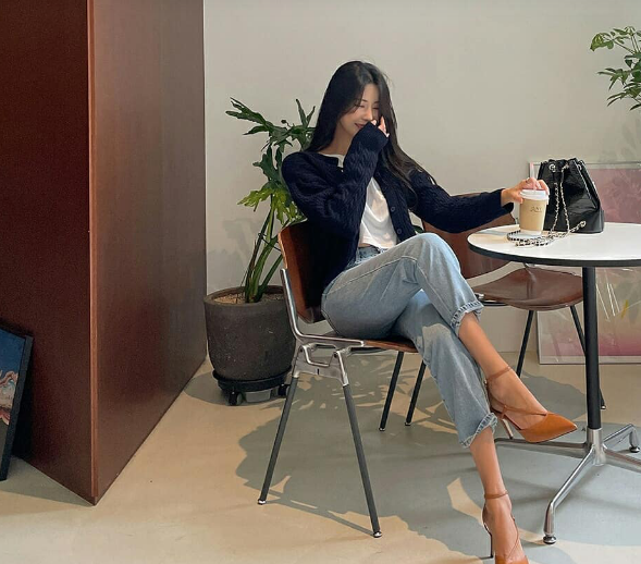 Áo thun trắng, quần jeans ống đứng, áo cardigan màu xanh than giúp tổng thể thêm thanh lịch, sang xịn mịn. Để đảm bảo sự trang nhã của outfit, các nàng nên ưu tiên túi xách màu trung tính.