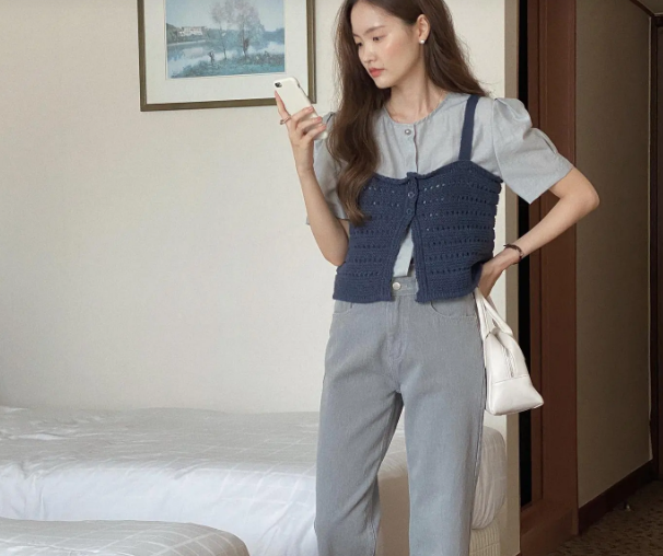 Áo blouse và quần jeans xám là công thức khá đơn giản. Các nàng nên ưu tiên quần jeans ống đứng dài trên mắt cá chân, các nàng sẽ có được vóc dáng cao ráo ngay cả khi đi giày bệt.