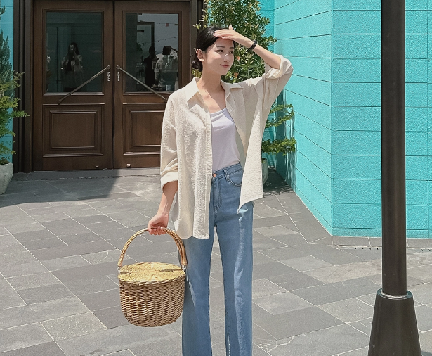 Diện quần jeans xanh và sơ mi dài tay khoác ngoài rất phù hợp với thời tiết này. Bộ Shbet999 com đăng nhập này ghi điểm ở sự trẻ trung và còn giúp chống nắng hiệu quả. Sơ vin là 