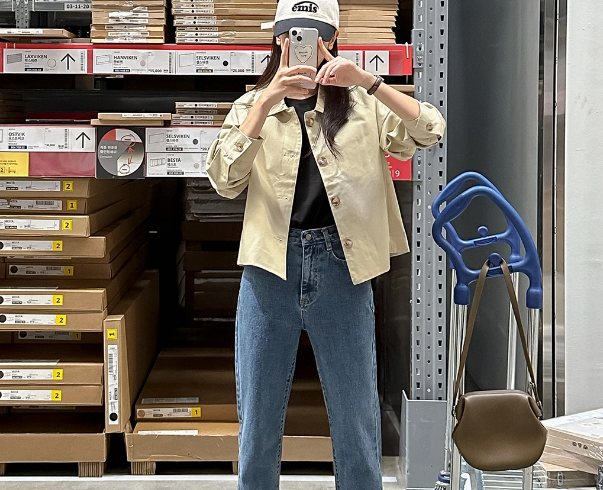 Combo áo thu đen quần jeans ống đứng và giày sneaker ghi điểm ở sự trẻ trung, năng động. Để hoàn thiện bộ Shbet999 com đăng nhập cá tính, các nàng có thể thêm phụ kiện như mũ lưỡi trai chẳng hạn. 