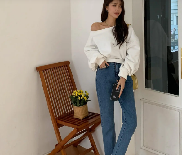 Áo trắng và quần jeans xanh là sự kết hợp rất quen thuộc với chị em. Đôi giày slingback tông màu vàng đã tạo điểm nhấn nổi bật, tươi tắn cho mùa xuân này. 