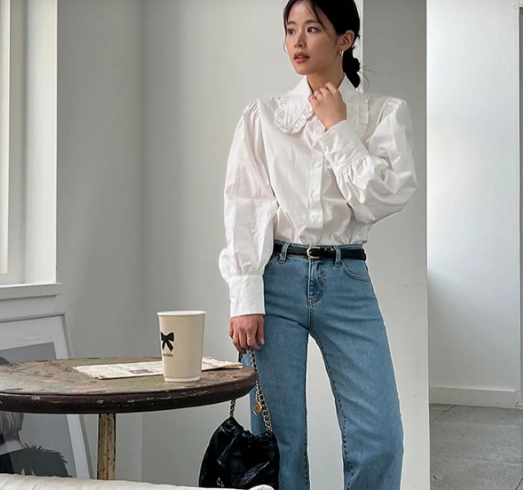 Các nàng nên chọn quần jeans ống đứng dài trên mắt cá chân, sơ vin gọn gàng và tô điểm thắt lưng da. Đôi giày bệt mũi nhọn không chỉ tăng thêm hiệu quả 