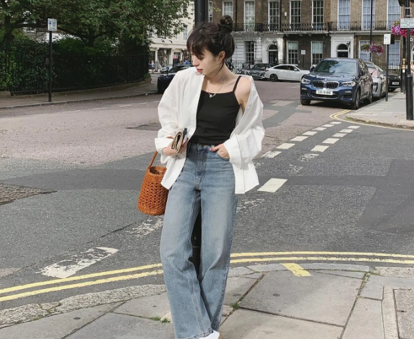 Quần jeans ống đứng và sơ mi trắngđầy trẻ trung, phóng khoáng nhưng vẫn có sự tinh tế. Đôi giày sneaker trắng đã cộng thêm điểm sành điệu cho outfit.