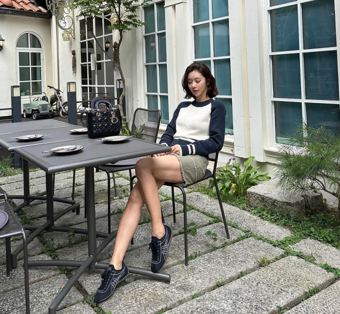 Cô kết hợp quần màu xanh rêu với áo len hai tông màu, tạo nên bộ Shbet999 com đăng nhập trẻ trung nhưng không kém phần trang nhã. Nữ diễn viên hoàn thiện set đồ tinh tế với sneaker màu đen. 