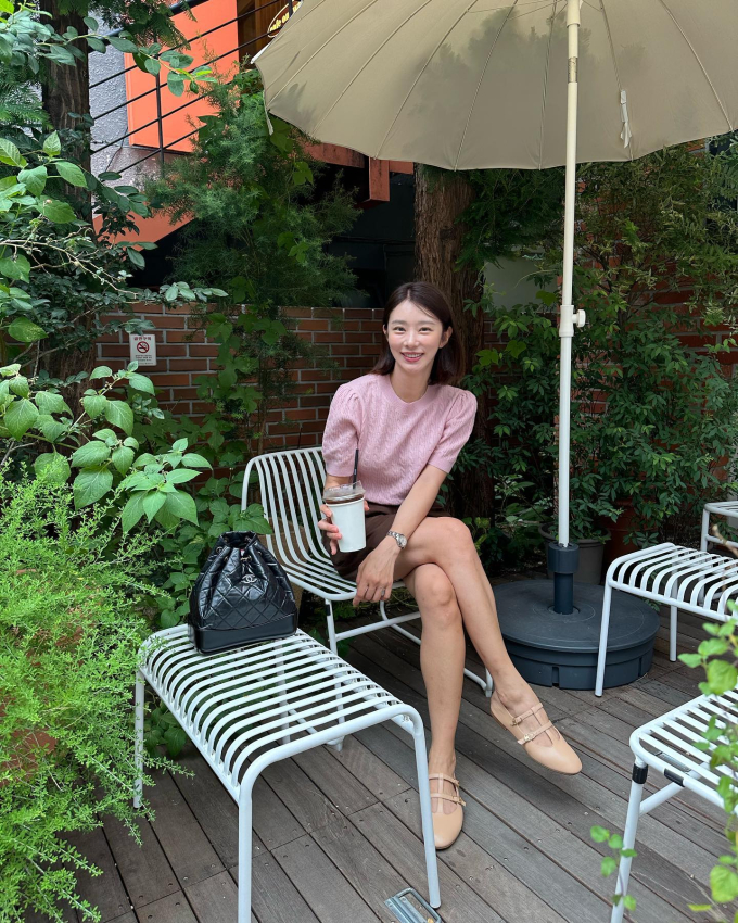 Bộ đôi áo len cộc tay màu hồng pastel và quần short nâu mặc được cả mùa xuân lẫn mùa hè. Đôi giày Mary Jane màu be rất phù hợp với bộ cánh ngọt ngào. Bên cạnh đó, mẫu giày này còn cho hiệu quả kéo chân, tôn dáng cao ráo.