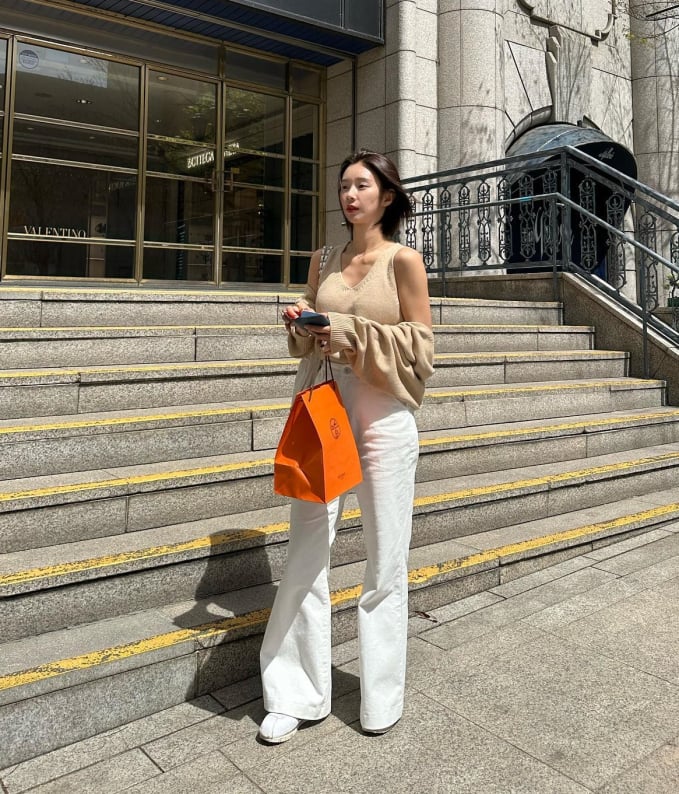 Trang phục màu trắng và be chính là 