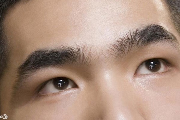 Người có chân mày giao là những người có hai đầu chân mày gần nhau, nối liền mà không có khoảng cách.