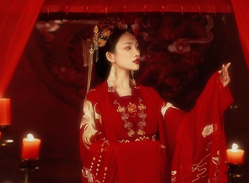  Tuy nhiên, do địa vị xã hội thấp hèn, vợ lẽ thường không được cưới hỏi đàng hoàng như vợ chính thức.
