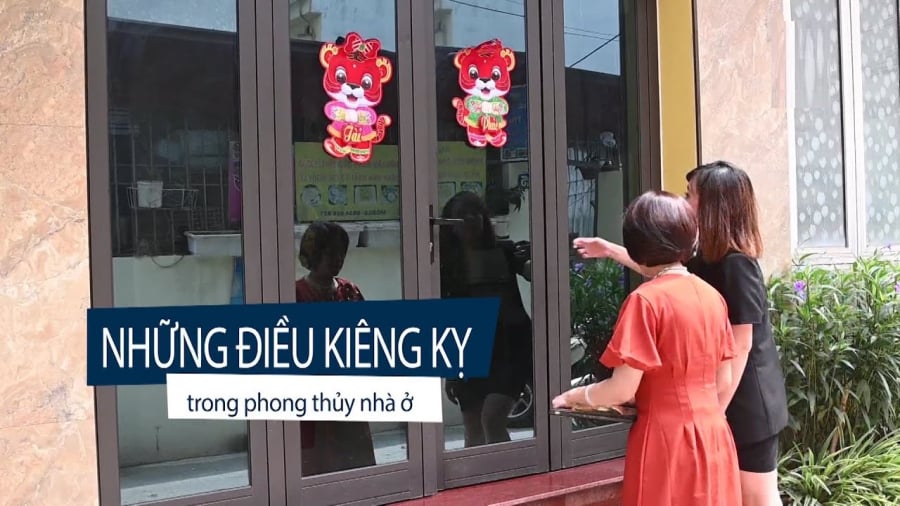 Bát đại kị đặt trước cửa nhà