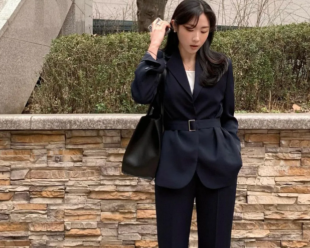 Khi lựa chọn blazer đi kèm thắt lưng chiết eo, nên chọn những mẫu tông màu cơ bản, hạn chế về họa tiết, màu sắc. Đen, trắng, xanh navy hay xám là những lựa chọn an toàn và không bao giờ lỗi mốt.