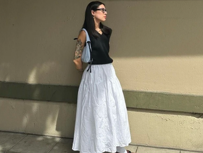 Jessica vẫn ghi điểm bởi vẻ ngoài lịch sự và không kém phần hiện đại. Người đẹp chọn mang giày oxford chất liệu da nâu để tạo nên tổng thể hài hòa, đầy phong cách.