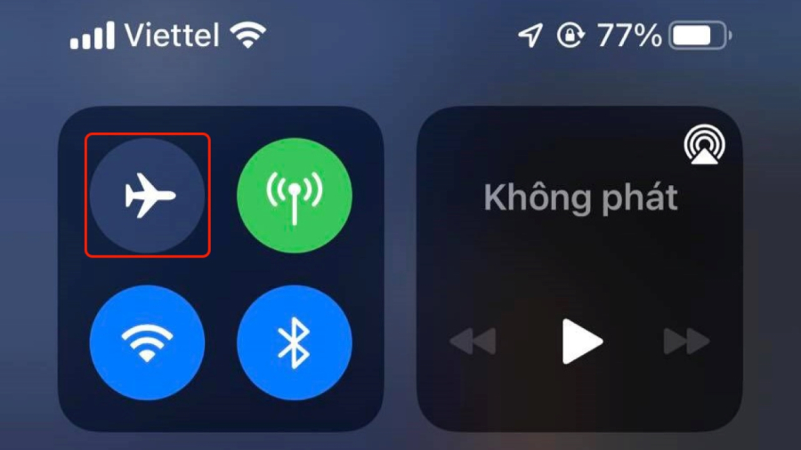 Bạn nên bật chế độ máy bay để giúp tiết kiệm pin