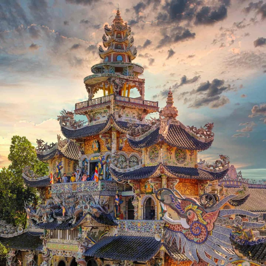 Chùa Ve Chai còn được gọi là Chùa Linh Phước, tọa lạc tại số 120 Tự Phước, thuộc địa bàn Trại Mát, cách trung tâm thành phố Đà Lạt khoảng 8km.