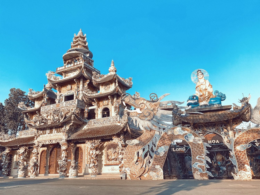 Chùa Ve Chai được khởi công xây dựng vào năm 1949 và hoàn thành vào năm 1952.