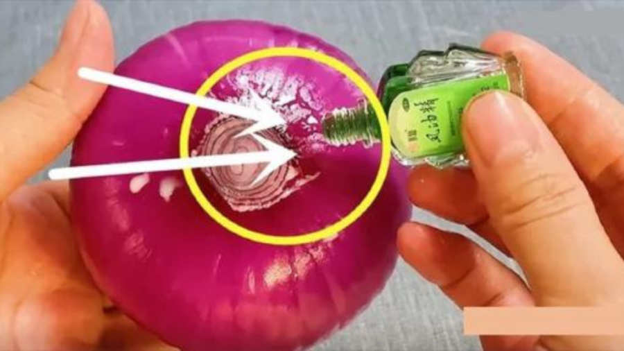 Dầu gió kết hợp với hành tím