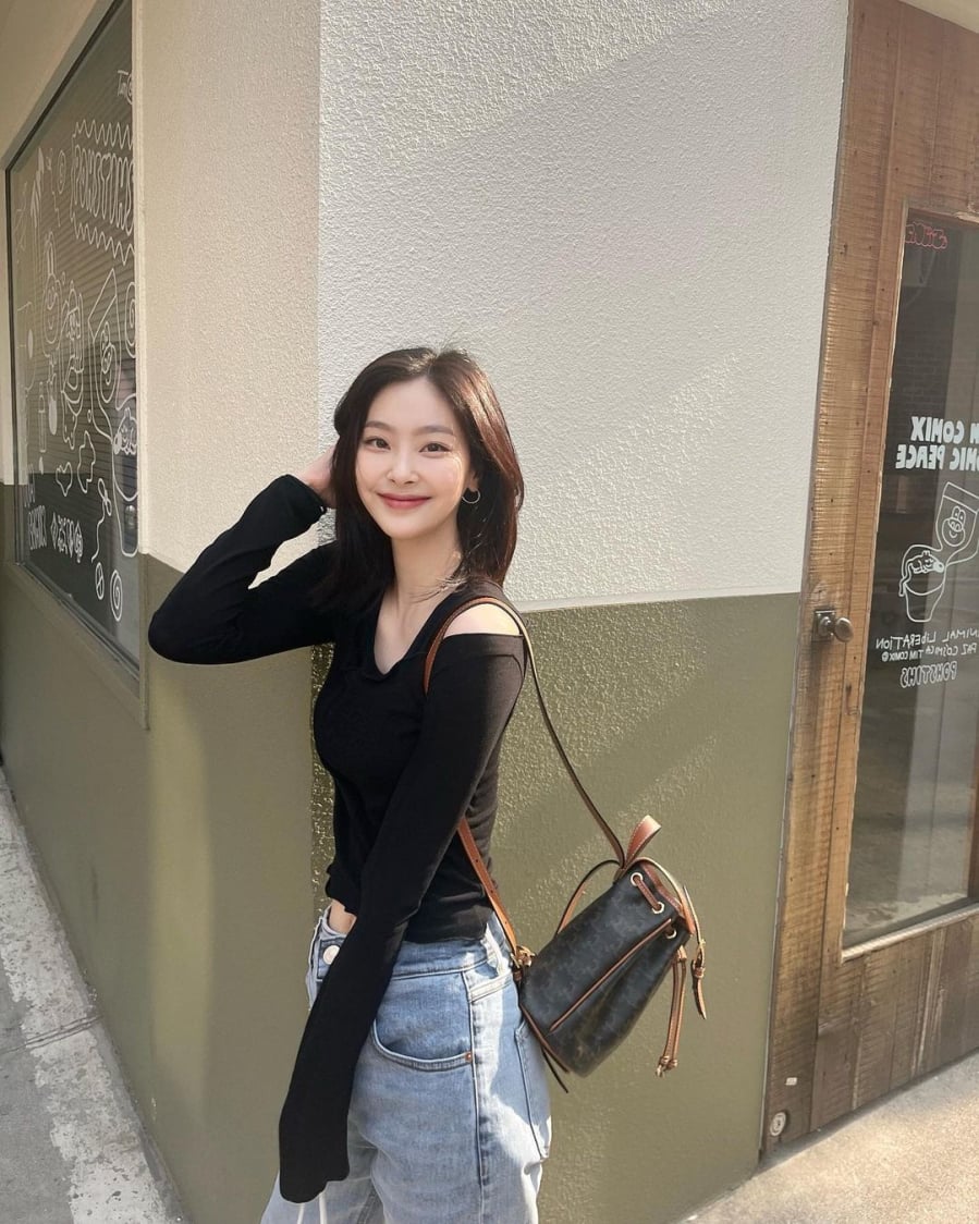 Khi đi chơi, Hee Jin biến hoá năng động với quần jeans và luôn ưu tiên kiểu quần suông/đứng và cạp cao để vừa khéo khoe Shbet888 phiên bản mới nhất, eo thon, lại trẻ trung, cá tính 