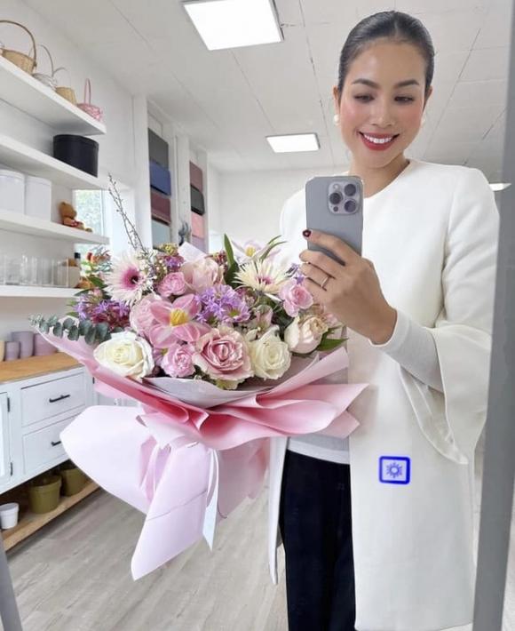 Phạm Hương zoom cận nhẫn cưới ở ngón áp út  