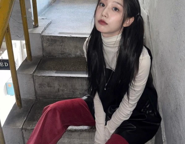 Jeong Ye-in diện váy ngắn bằng da bên ngoài áo len cổ lọ 