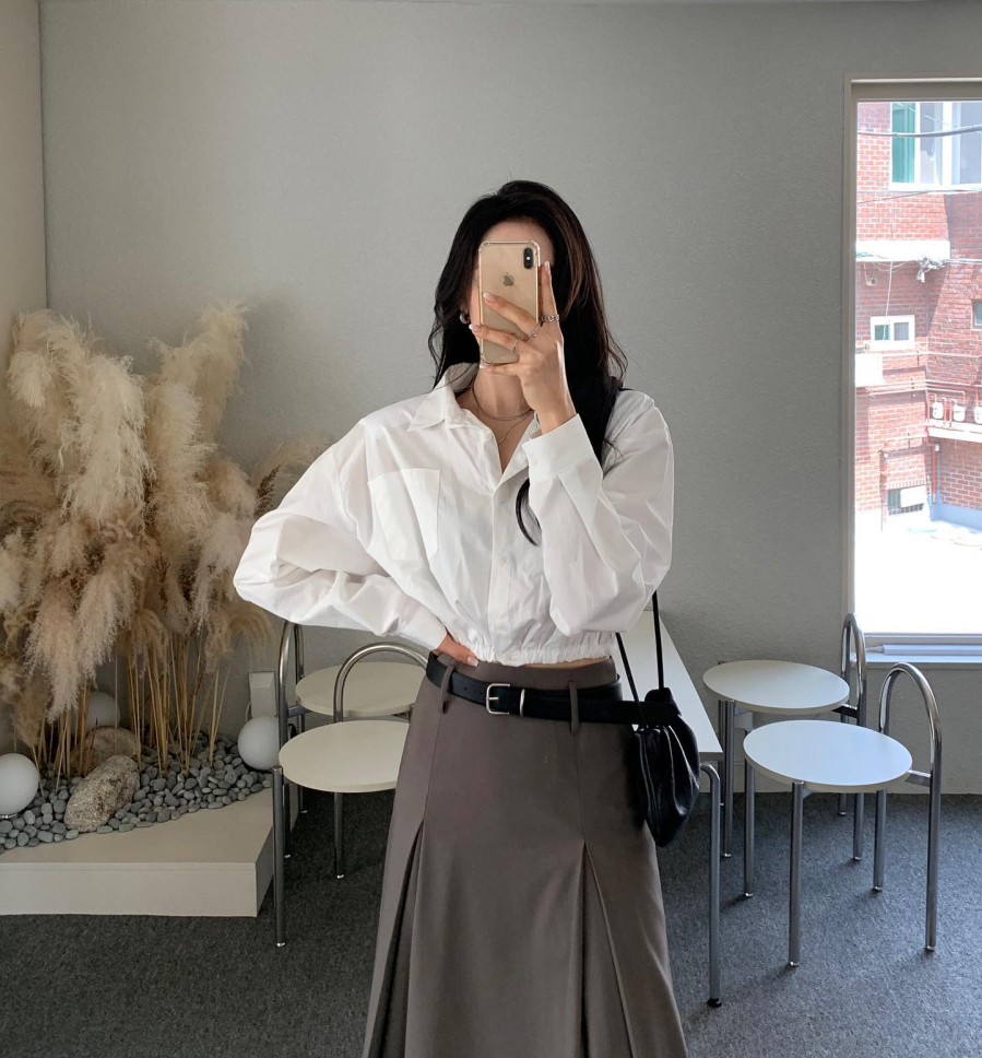 Áo sơ mi trắng có vai trò cân bằng tổng thể Shbet999 com đăng nhập, giúp chị em có được outfit hài hòa, đẹp mắt.