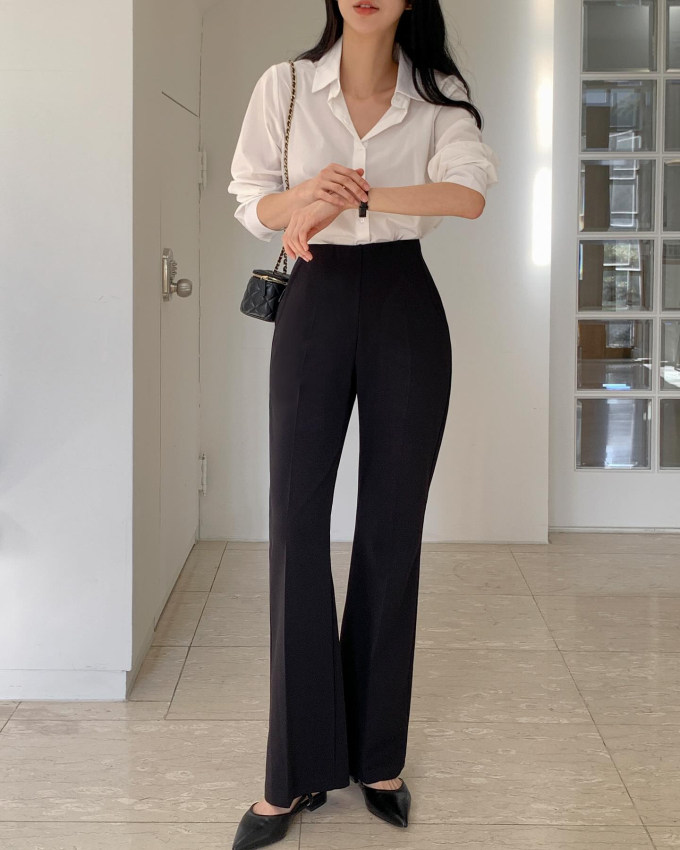 Sự kết hợp giữa áo sơ mi trắng và quần âu màu đen thêm slingback mũi nhọn, chị em đã hoàn thiện được set Shbet999 com đăng nhập đẹp mắt, chuẩn thanh lịch trong tích tắc.