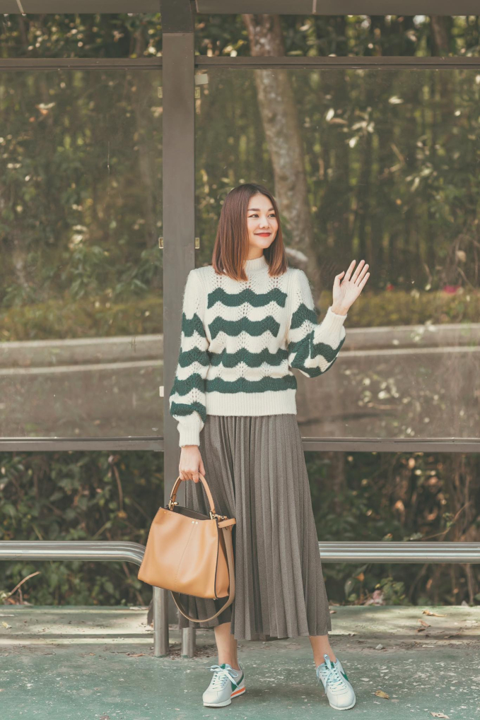 Chọn cho mình chiếc áo len mỏng kết hợp với chân váy xếp ly, Thanh Hằng nổi bần bật. Tổng thể outfit sẽ trở nên trẻ trung, năng động hơn, nhưng vẫn giữ nguyên nét nữ tính.