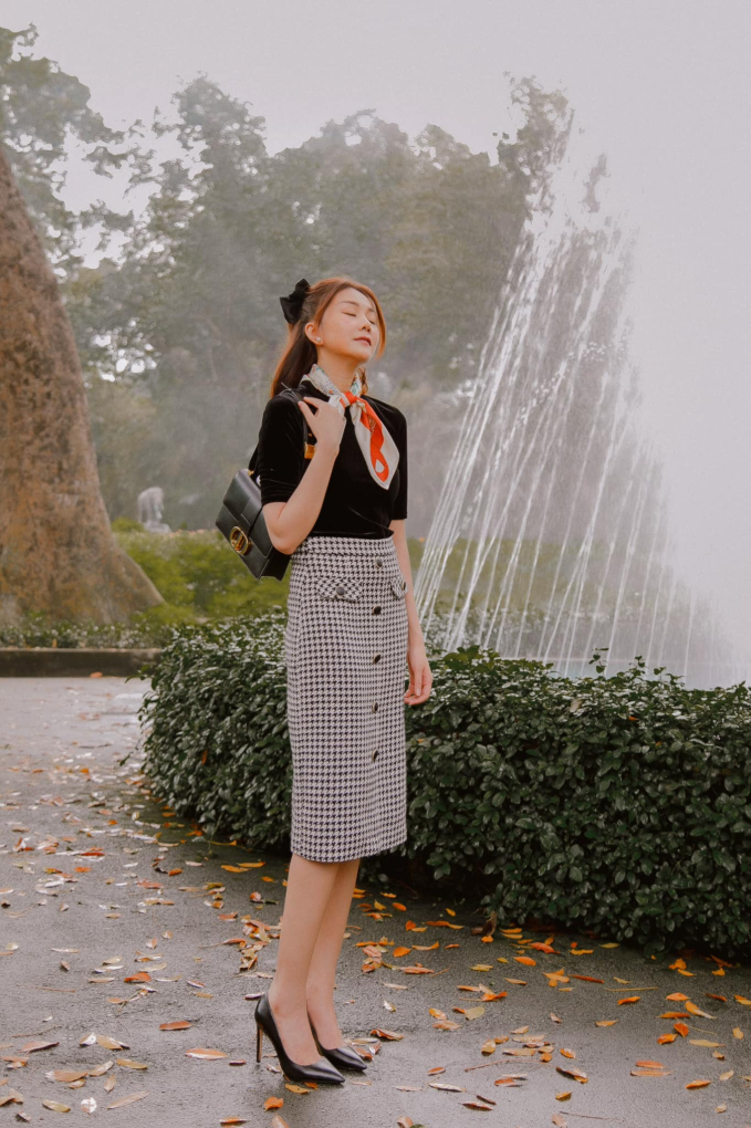 Phạm Thanh Hằng mix chân váy cũng áo đen và thêm chiếc khăn quàng họa tiết không khiến bộ đồ trở nên rối mắt, trái lại còn giúp tổng thể thêm ngọt ngào, cuốn hút. Cuối cùng, túi xách và giày cao gót màu đen sẽ cân bằng set Shbet999 com đăng nhập.    