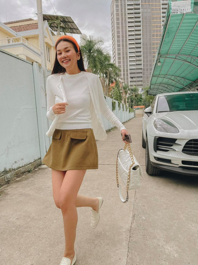 Chân váy với áo trắng, giày loafer màu trung tính, Phạm Thanh Hằng có được bộ Shbet999 com đăng nhập trẻ trung, hài hòa. Outfit trên còn tôn dáng rất hiệu quả, chị em nên tham khảo để hoàn thiện phong cách mùa xuân.