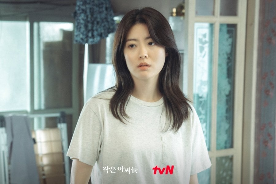 Nam Ji Hyun cho biết cô dùng đá Gua Sha massage để kích thích tuần hoàn máu, giảm sưng và quầng thâm dưới mắt. Việc massage cũng giúp các dưỡng chất thấm sâu vào da cô và phát huy hiệu quả tối đa    