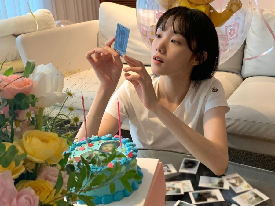Ngoài 30 tuổi, Lee Sung Kyung vẫn như thiếu nữ đôi mươi với Mừng SHBET phiên bản mới 2025 trắng hồng, đồng thời thon gọn hơn các đường nét khuôn mặt với dụng cụ này.     
