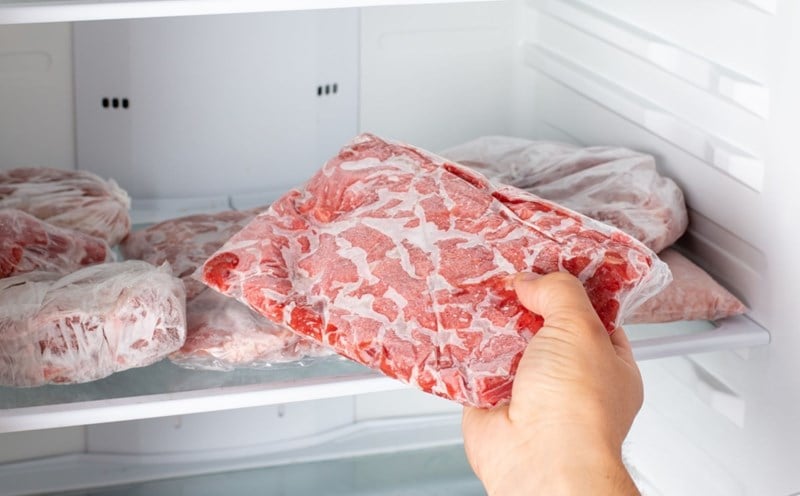 Quét một lớp rượu trắng lên thịt, chúng ta tạo ra một môi trường bảo quản sạch sẽ hơn, giảm nguy cơ nhiễm khuẩn và kéo dài thời gian thịt có thể được bảo quản mà vẫn giữ được tươi ngon.