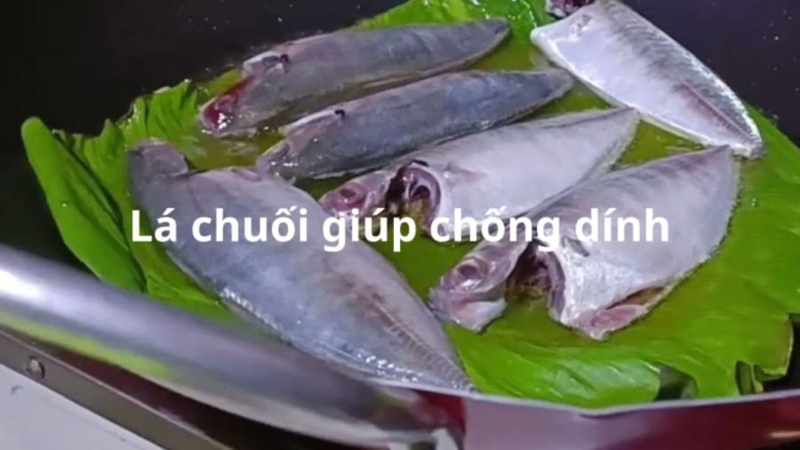 Lót lá chuối giúp chiên rán dễ dàng không lo dính chảo