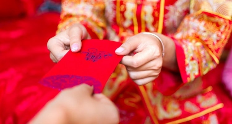 Tặng quà và lì xì trong dịp Tết hoặc các vật dụng học tập cho trẻ em không chỉ là cách truyền tải những lời chúc tốt đẹp mà còn là biểu hiện của tình thân.    