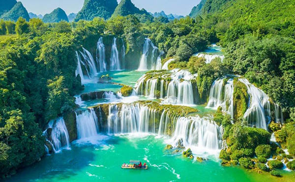 Thác Dải Yếm, tọa lạc trên dòng suối Vặt, là nơi hội tụ của hai dòng nước chảy từ bản Vặt